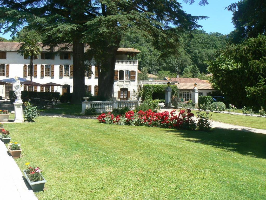 Hostellerie Des Cedres Villeneuve-de-Riviere Exterior photo
